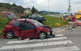 Huda nesreča na Štajerskem: umrl 77-letni moški, štirje poškodovani