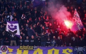 Mariborski navijači skandirali "ubij ustaša" in razbili kombi navijačev iz Mostarja