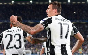 Mandžukić in Alves potrdila Juventusovo vozovnico za finale v Cardiffu