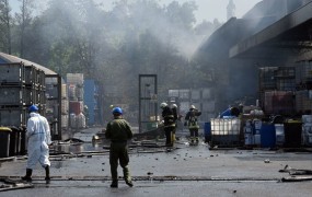 Ljudi v okolici pogorele tovarne Kemis pozivajo, naj se ne zadržujejo na prostem