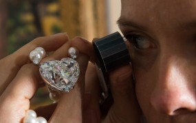 Diamant v obliki srca prodali za rekordnih 15 milijonov dolarjev