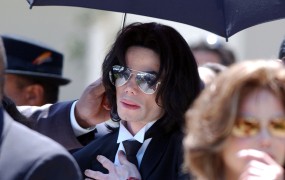 Dokumentarec HBO Michaela Jacksona prikazal kot predatorja, ki je zlorabljal otroke; Jacksonova družina je besna