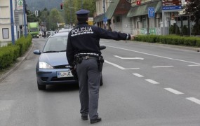 V Solkanu je pijan voznik pred policisti zbežal čez mejo v Italijo