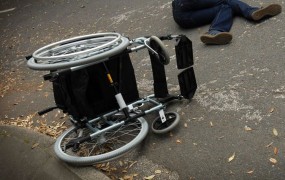 Grozno: pijana voznica povozila invalida na vozičku!