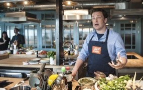 Slavni kuhar Jamie Oliver je hranil prizadete po požaru v Londonu