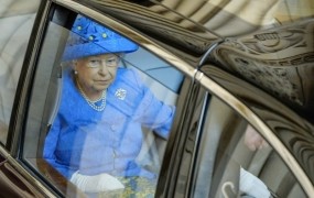 Kraljico Elizabeto II. prijavil policiji, ker v avtu ni bila pripeta