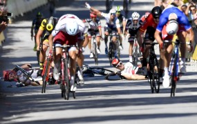 Svetovnega prvaka Sagana so zaradi udarjanja tekmeca vrgli s Toura
