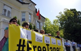 Pred turškim veleposlaništvom protest: Izpustite zaprte predstavnike Amnesty International
