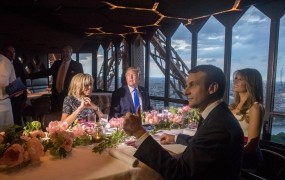 FOTO: Zakonca Trump in Macron večerjala na Eifflovem stoplu