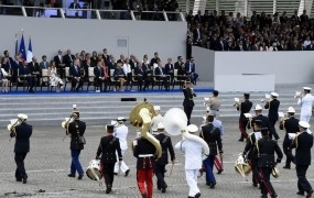 VIDEO: Vojaški orkester je Macronu in Trumpu namesto koračnice zaigral pop uspešnico