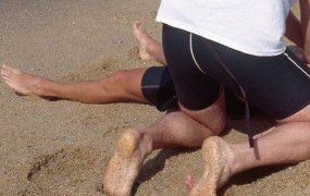Moški si je na plaži skopal pregloboko luknjo in nato v njej utonil