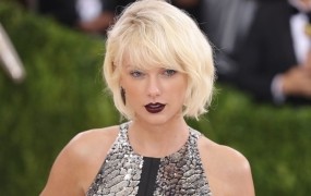 Taylor Swift dobila tožbo proti radijcu, ki jo je grabil za zadnjico