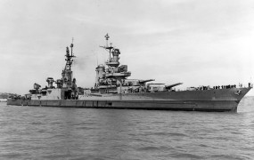 Našli ostanke ameriške ladje, ki je prevažala atomsko bombo, posadko pa so požrli morski psi