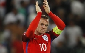 Wayne Rooney do prvega gola in zlomljenega nosa
