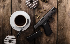 Na kavo s pištolo: trije milijoni Američanov ne gredo nikamor brez orožja