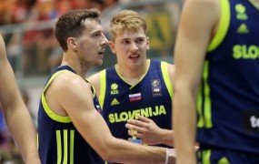 Dončić in Dragić bosta le s tribun navijala za košarkarje, ki se borijo za SP