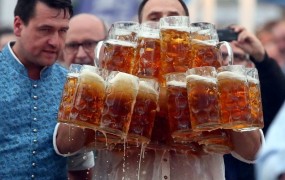 Junaški nemški natakar naenkrat nesel 29 vrčev piva in podrl svetovni rekord