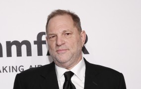 Zloglasni producent Harvey Weinstein se je predal policiji