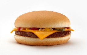 Trump je telesne stražarje pošiljal po hamburgerje v McDonalds