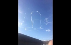 Bi bila brata Wright ponosna? Ameriški vojaški pilot s svojim letalom v zraku izrisal penis
