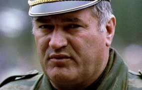 Ruski in srbski navijači slavili vojnega zločinca Ratka Mladića