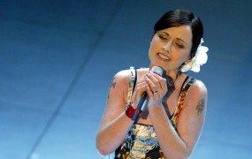 Tragična smrt  Dolores O'Riordan: pevka umrla zaradi utopitve po zastrupitvi z alkoholom