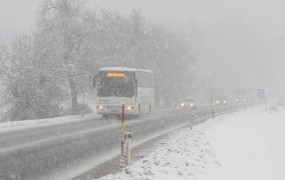 Švedski avtobus po Švici vozil z 1,6 tone snega na strehi