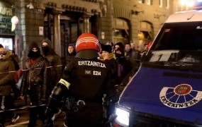 V pretepu ruskih in baskovskih navijačev v Bilbau  je policista zadela kap