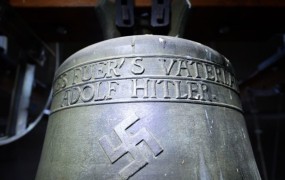 V nemški vasi bo še naprej odzvanjal zvon z napisom "Vse za domovino - Adolf Hitler"
