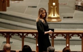 Melania na pogrebu bivše prve dame zastopala Belo hišo in Trumpa