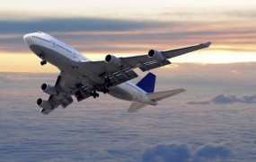 Sodišče EU: Letalska družba je odgovorna za opekline in drugo škodo zaradi polite kave