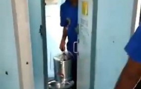 Indijci zgroženi ob posnetku prodajalca čaja, ki je vodo zajel na stranišču (VIDEO)