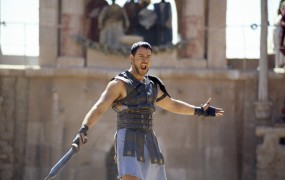 Gladiator Russell Crowe spet na pesku rimskega Koloseja