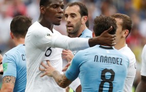 Francozi izkoristili, kar so jim ponudili Urugvajci, in se uvrstili v polfinale