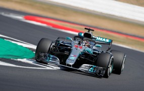 Mercedes na prvi dirki formule 1 s črnimi bolidi proti rasizmu