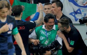 Fotograf, ki so ga pomendrali hrvaki nogometaši, je na Hrvaškem prava zvezda