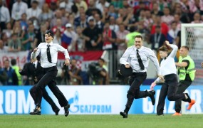 Aretirani štirje člani Pussy Riot, ki so med finalom nogometnega SP vdrli na igrišče
