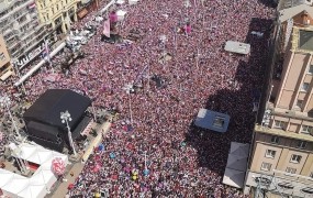 Hrvaška česa takega še ni videla: Modrića in druščino v Zagrebu pozdravilo pol milijona ljudi (VIDEO)