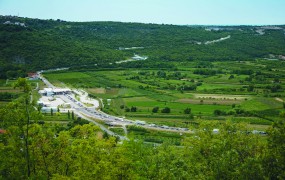 Bo Golobova vlada namesto ceste za Korošce in Belokranjce prednostno gradila cesto za hrvaški turizem?