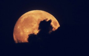 Ljudje širom sveta občudovali popoln Lunin mrk