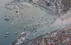 Neverjetni prizori v Splitu: poglejte, kako čustveno so se Hrvati poslovili od Oliverja Dragojevića (FOTO in VIDEO)