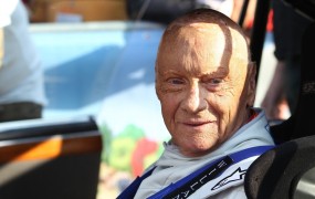 Legendarnemu dirkaču Nikiju Laudi so presadili pljuča