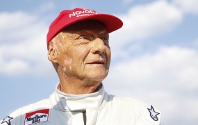 Umrl je legendarni dirkač Niki Lauda