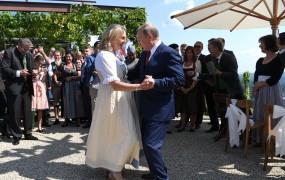 Poroka ministrice s častnim gostom Putinom je Avstrijce drago stala: 222.750 evrov samo za varovanje