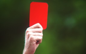 Rdeč karton za kašljanje v smeri sodnika ali tekmeca