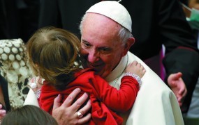 Papež kritično o parih, ki nočejo imeti otrok, imajo pa dva psa ali dve mački