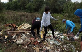 Očistimo Slovenijo: sredi travnika odvrženi kavč in stoli (FOTO)