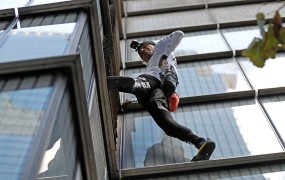 Francoski Spiderman splezal na 230 metrov visoko stolpnico v Londonu