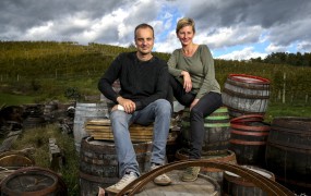 Vinarska tradicija Ritoznoja: Aleš Wenzel dela pohištvo iz vinskih sodov