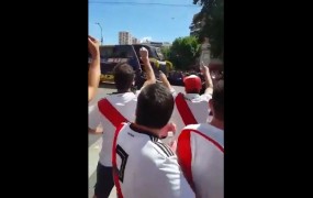 Kaos v Buenos Airesu: navijači Riverja napadli avtobus Boce, nogometaši vdihavali solzivec (VIDEO)